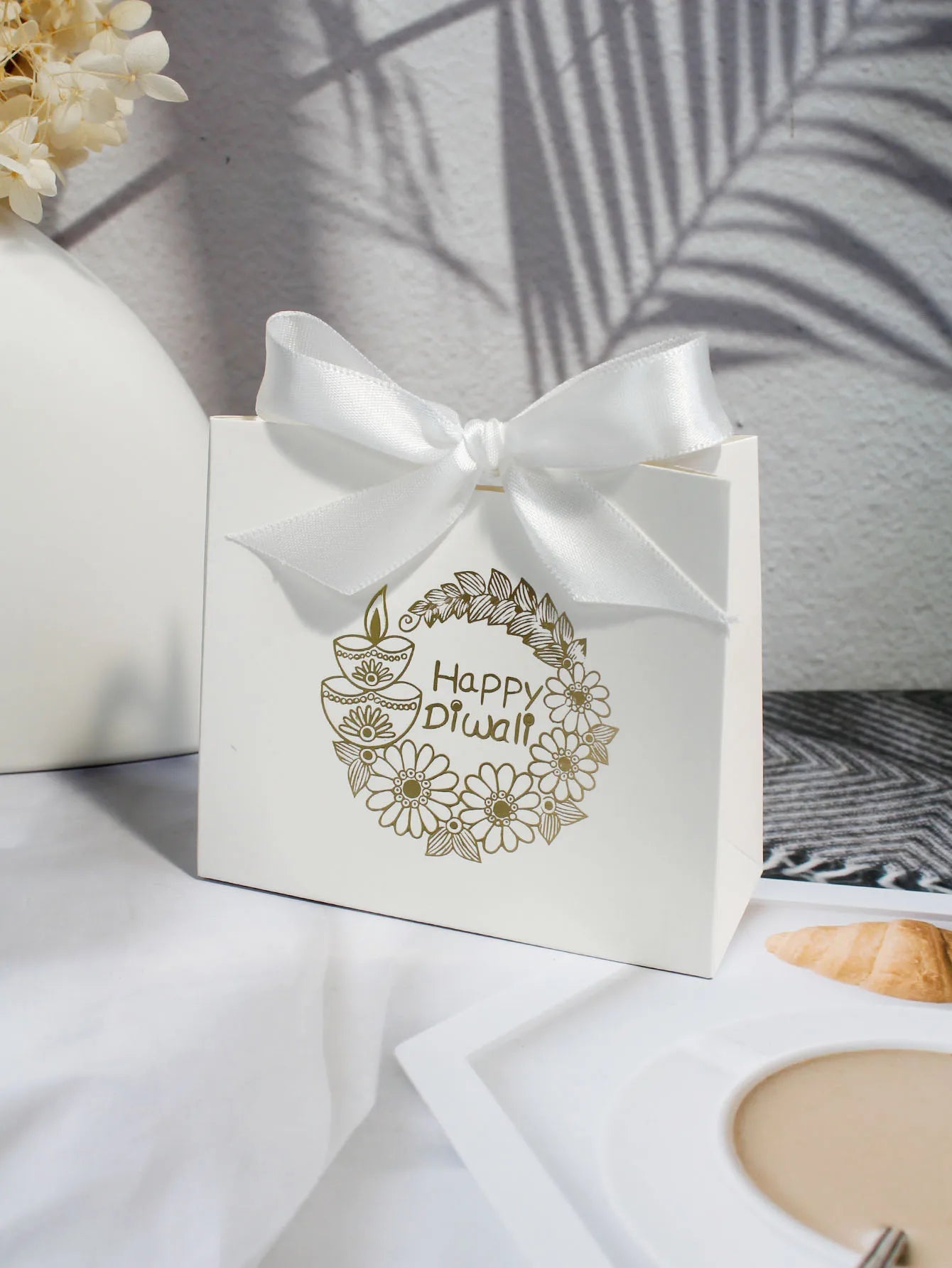 Indian Diwali candy box with four styles of ribbons, suitable for festivals, parties, family gatherings, and other occasions