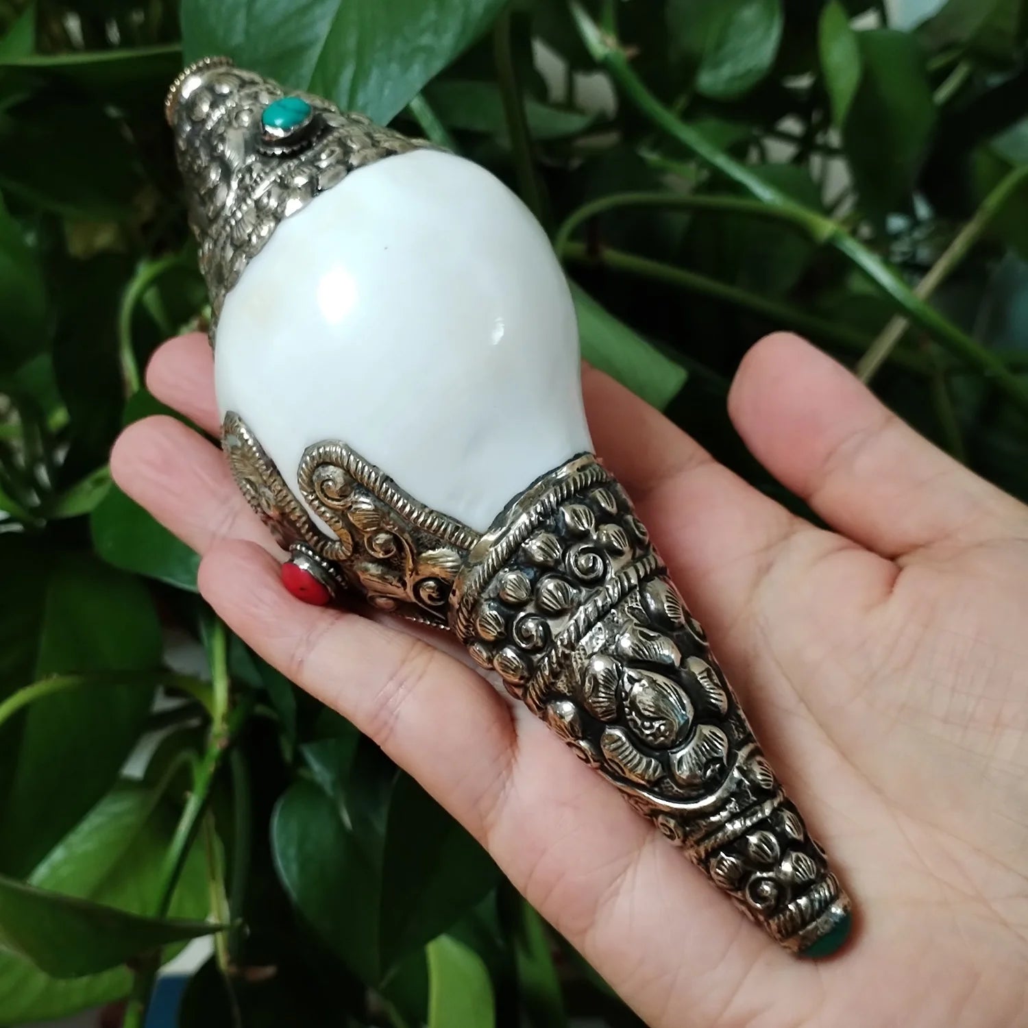 Handmade Nepal Silver Conch Shell Trumpet Indian Chank Tibetan Turquoise Coral Inlay Horn Trumpet Statue for Pooja Decorative