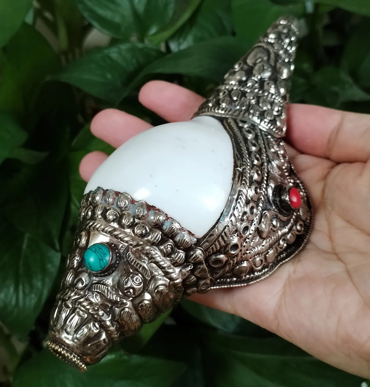 Handmade Nepal Silver Conch Shell Trumpet Indian Chank Tibetan Turquoise Coral Inlay Horn Trumpet Statue for Pooja Decorative